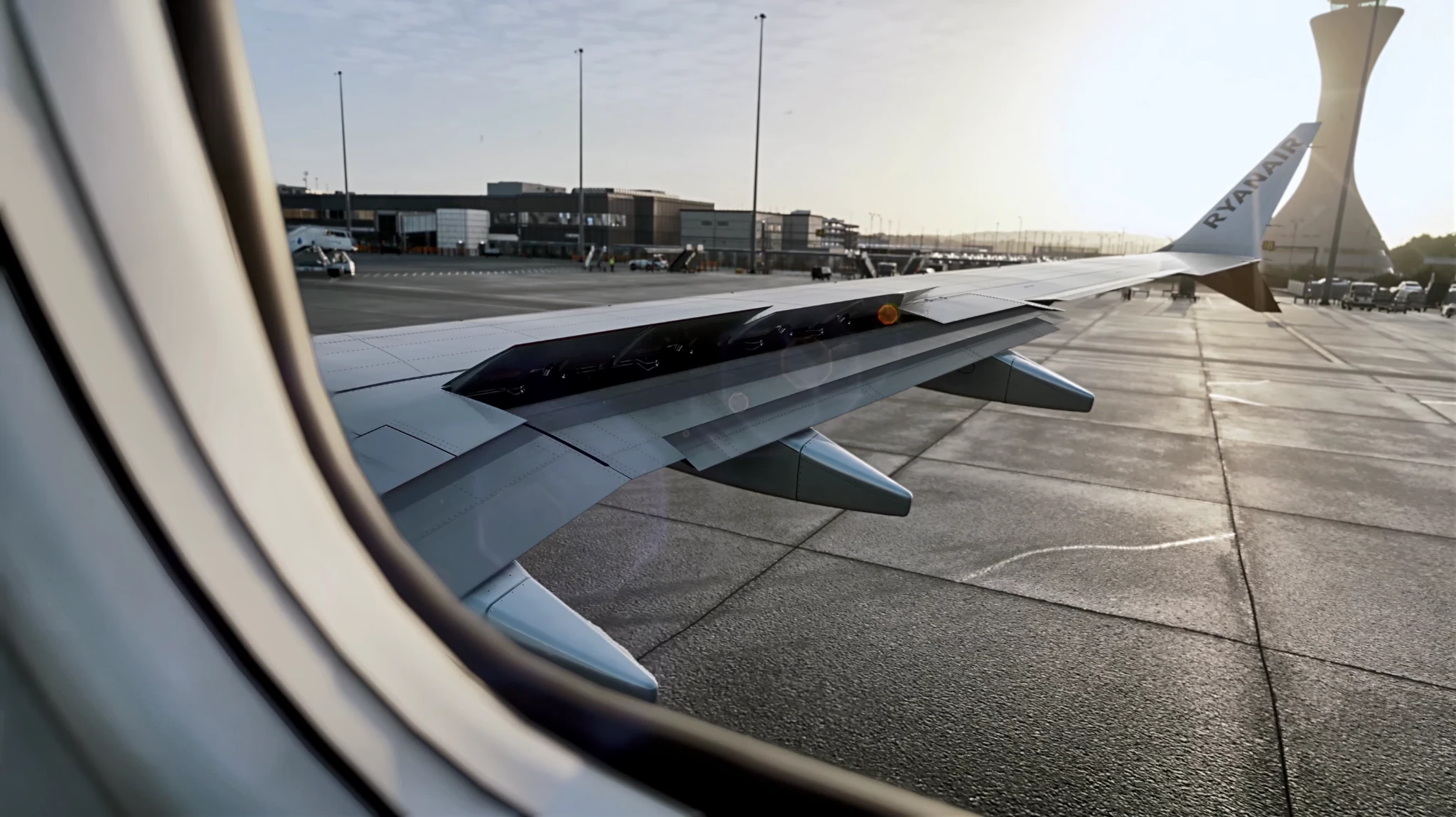 Tarmac et tour de contrôle vus depuis le hublot dans le simulateur