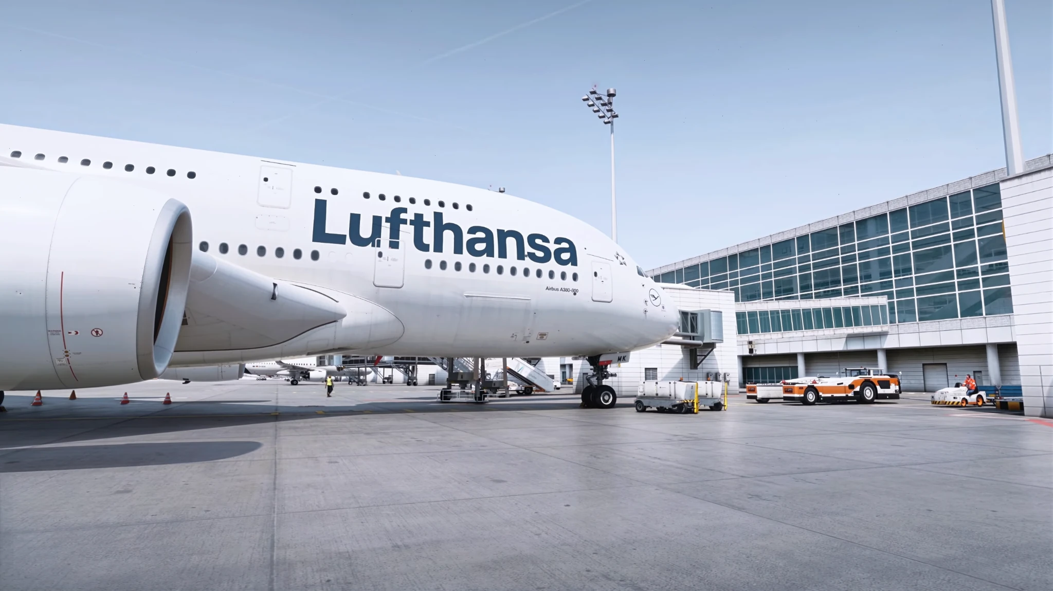 Avion et engins de piste devant le terminal dans le simulateur