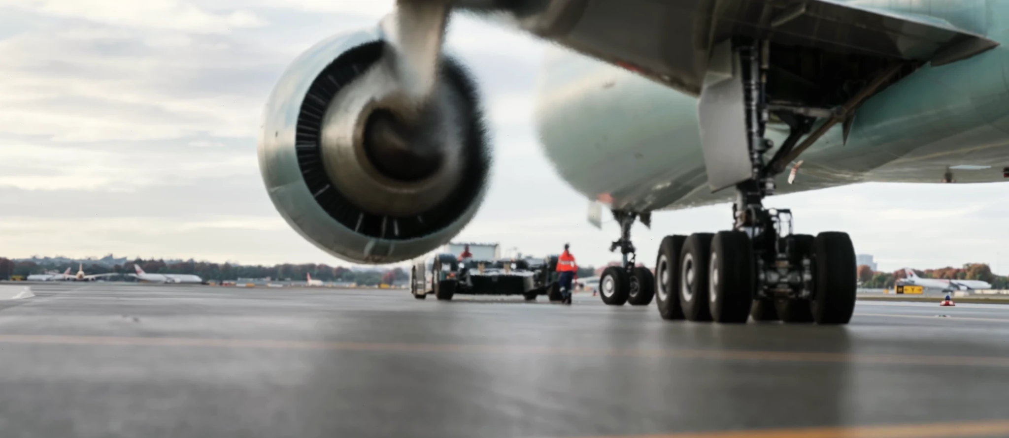 Vue basse sous l’aile d’un avion sur le tarmac dans le simulateur